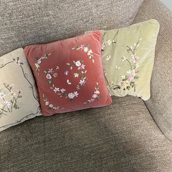 4 small throw pillows - Picture 4 of 10